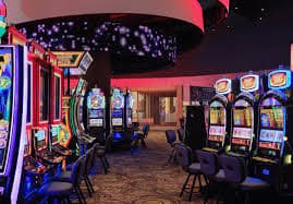 777 myanmar Mobile Live Casino App ဖြင့် ကစားနေသောဓာတ်ပုံ